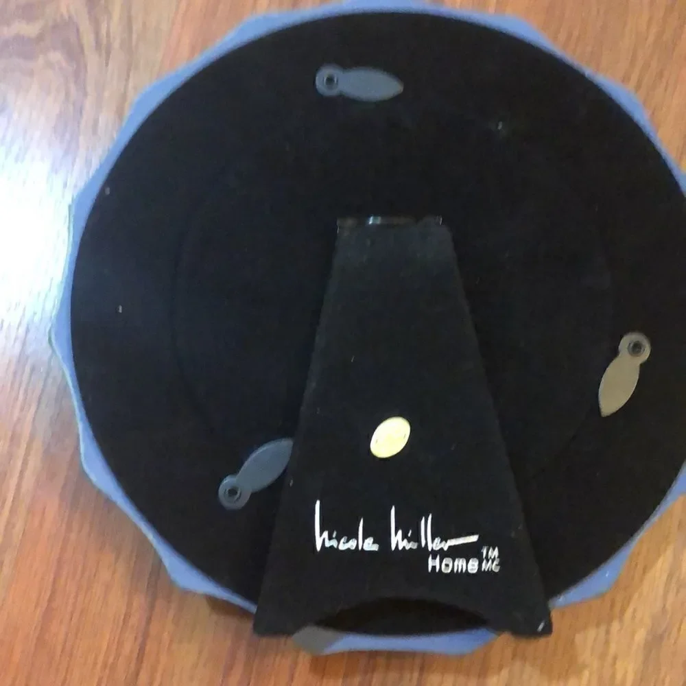 New 🍏 Nicole Miller round picture frame